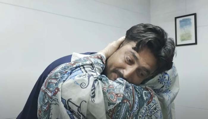 Muhammad Asif, who was kidnapped in 1992, unites with his family. — Screengrab via YouTube/Geo News