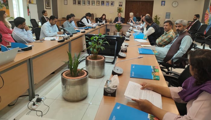 FAO officials hold meeting with Pakistani officials.