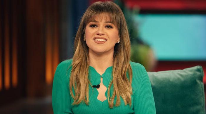 Kelly Clarkson singing