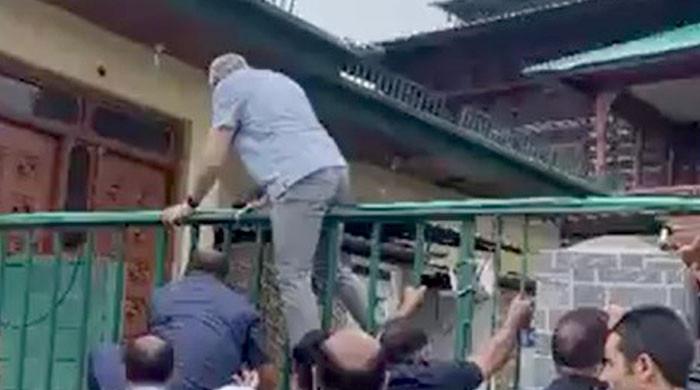 IIOJK CM Omar Abdullah scales wall to visit martyrs' cemetery amid restrictions