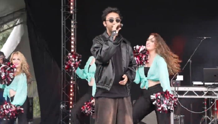 Aashir and Nayel Wajahat take the stage during their London performance. —Reporter