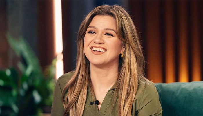 Kelly Clarksons daughter hops on stage for sweet duet during Las Vegas Residency