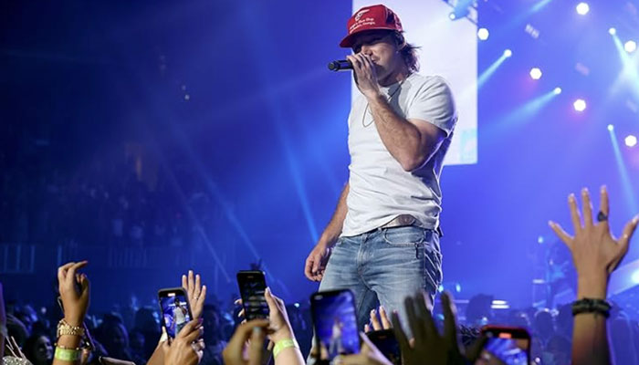 Morgan Wallen pokes fun at viral Coldplay couple in concert