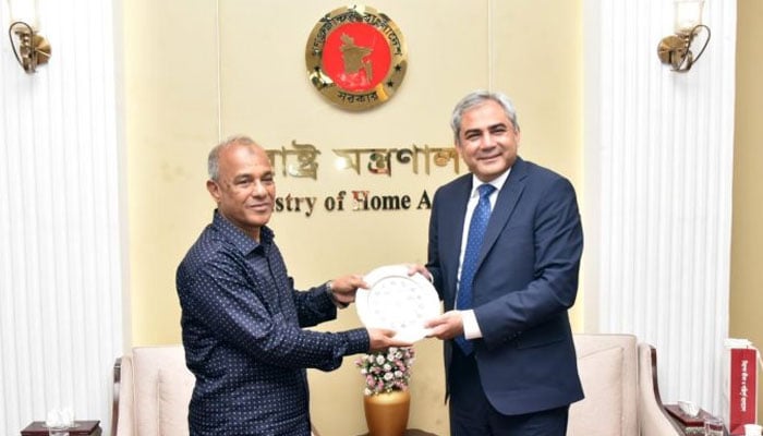 Interior Minister Mohsin Naqvi meets Bangladesh’s Home Minister Lieutenant General (retd) Jahangir Alam Chowdhury in Dhaka, Bangladesh, July 23, 2025. — APP