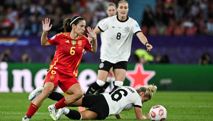 Spains midfielder #06 Aitana Bonmati (L) and Germanys midfielder #16 Linda Dallmann (R) fight for the ball during the UEFA Womens Euro 2025 semi-final football match between Germany and Spain at the Letzigrund Stadium in Zurich, on July 23, 2025. — AFP