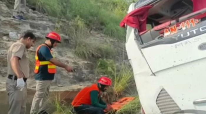 At least 11 die, dozens injured in Chakwal, Jamshoro traffic accidents