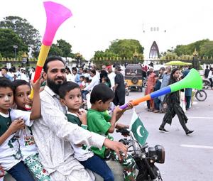 Sindh to award best-decorated vehicle, shop or building on August 14