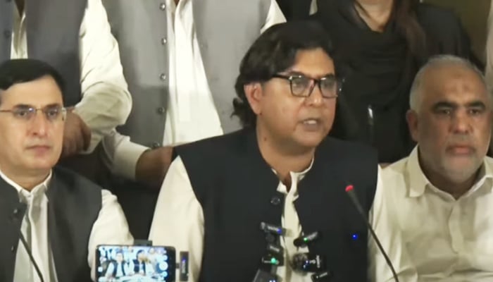 Senior politician Mustafa Nawaz Khokhar addresses press conference after Tehreek-e-Tahafuz-e-Ayeen-e-Pakistan’s two-day multi-party conference in Islamabad, August 1, 2025. — Screengrab via YouTube/Geo News