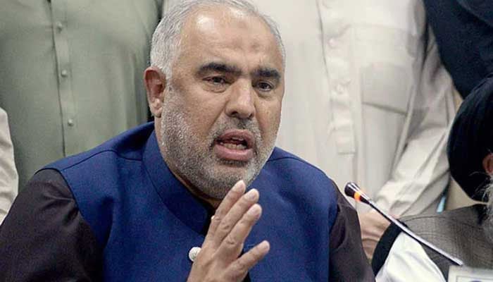 PTI leader and former NA speaker Asad Qaiser talking to the media in this undated photo. — APP/File