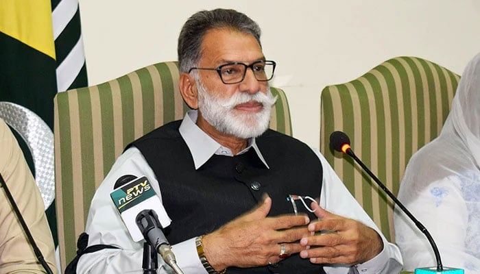 Former prime minister of Azad Jammu and Kashmir Sardar Abdul Qayyum Niazi addressing a press conference in Muzaffarabad, on August 15, 2021. — Online/File