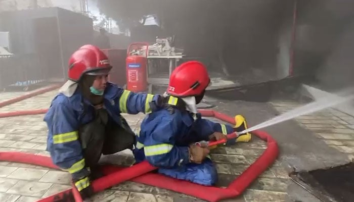 Fire brigade officials are trying to extinguish blaze in Karachi factory on August 7, 2025.