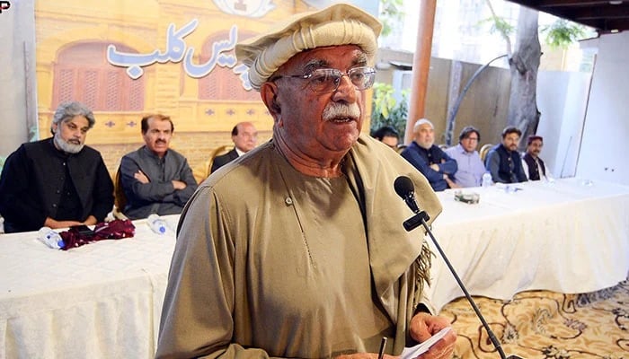 Pashtoonkhwa Milli Awami Party (PkMAP) chief and Tehreek Tahafuz Aiyeen-e-Pakistan head Mahmood Khan Achakzai addressing during the Meet The Press at KPC, February 23, 2025.— INP