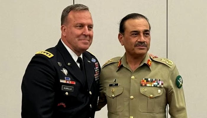 COAS Asim Munir (right) meets Centcom commander Gen Kurilla during US visit. — ISPR