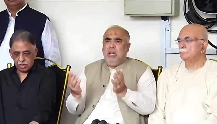 PTI leader Asad Qaiser (centre) along with former Sindh governor Muhammad Zubair (left) and TTAP opposition alliance head Mahmood Khan Achakzai addressing the press conference in Islamabad on August 10, 2025. — Screengrab via Geo News