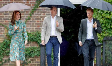 Before Meghan: How Harry stood beside William and Kate in the rain