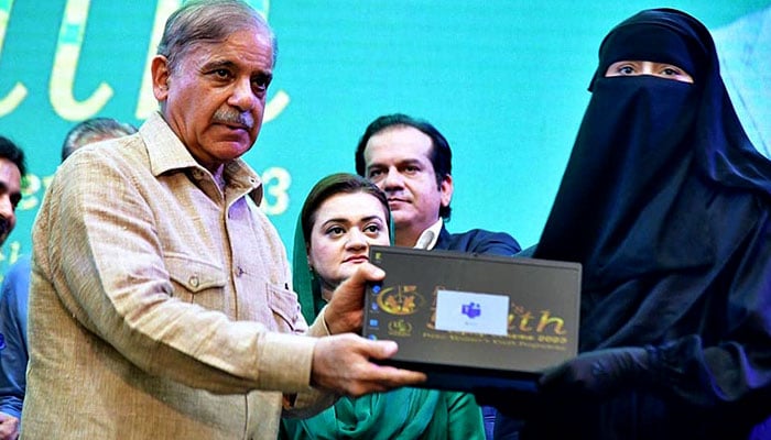 PM Shehbaz distributes laptops among the high achievers of public sector universities under the PMs Youth Laptop Scheme at Bahauddin Zakaria University. — APP/File