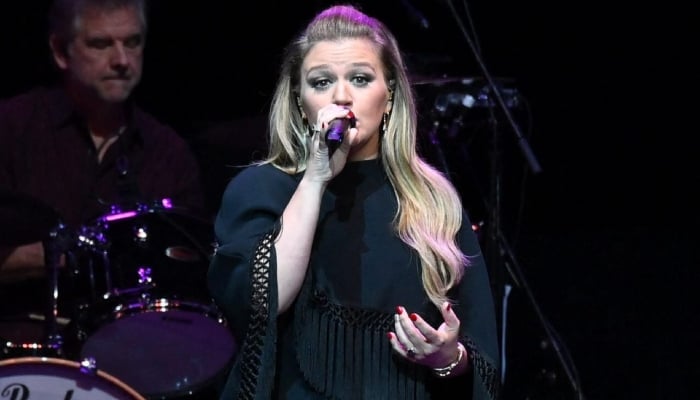 Photo:  Kelly Clarkson helping her kids to get over from their fathers death