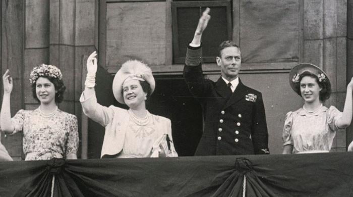 Rare unseen photo of Queen Elizabeth with family