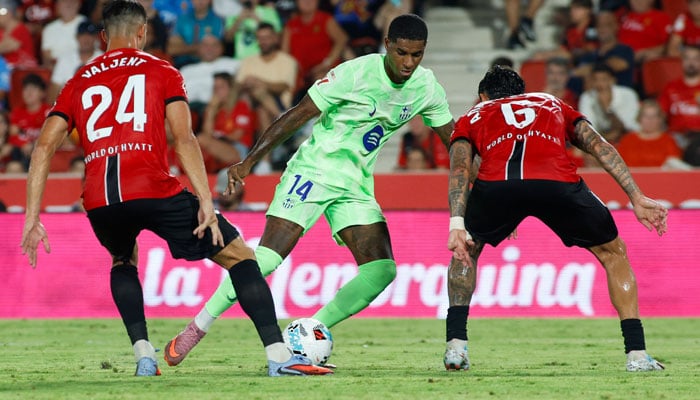 Real Mallorcas Slovak defender #24 Martin Valjent, Barcelonas English forward #14 Marcus Rashford and Real Mallorca´s Spanish midfielder #06 Antonio Sanchez vie for the ball during the Spanish league football match between RCD Mallorca and FC Barcelona at Mallorca Son Moix Stadium in Palma de Mallorca on August 16, 2025. — AFP