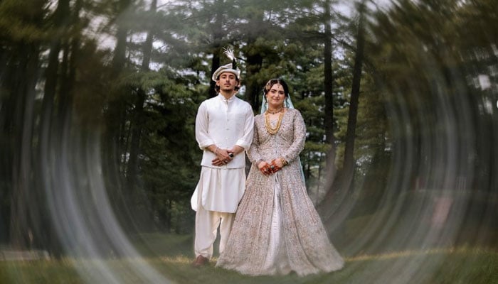 Hasan Raheem and his bride pose for a photograph. — Instagram/@hasan_raheem