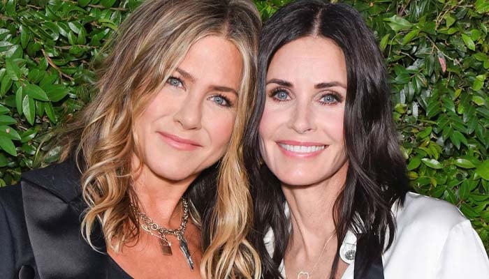 Jennifer  Aniston, Courteney Cox look cute next to each other