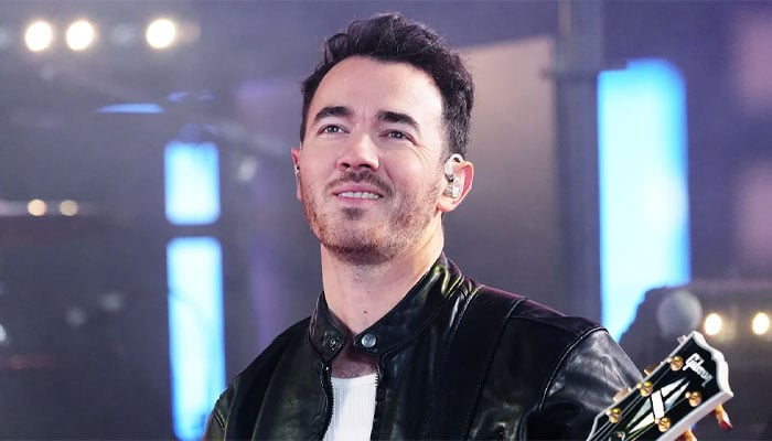 Kevin Jonas goes solo onstage for first time in over a decade