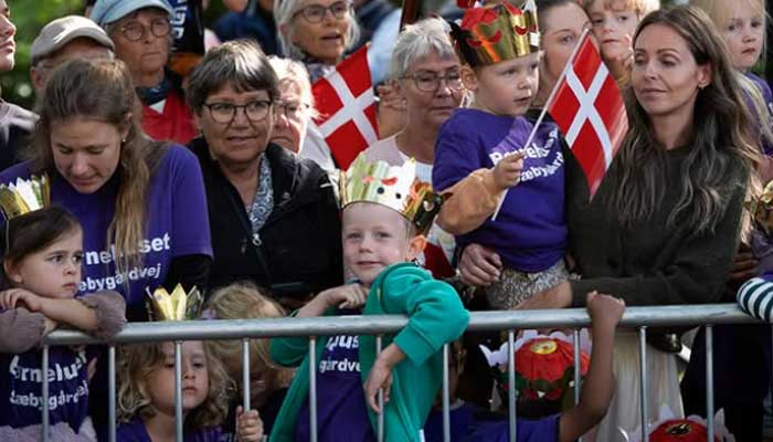 King and Queen set couple goals in latest tour