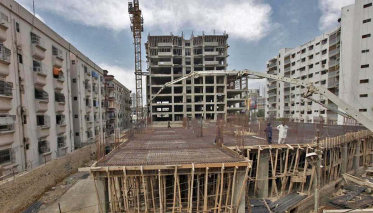Labourers work on a building construction site in Karachi, Pakistan, Feb. 25, 2016. — AFP/File