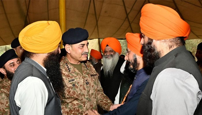 Chief of Army Staff (COAS) Field Marshal Asim Munir meets Sikh community during his visit to flood-hit Kartarpur, Punjab, August 29, 2025. — ISPR