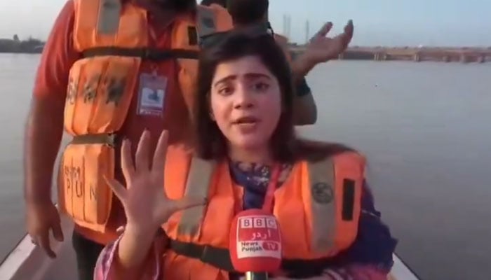 Mehrunnisa, the viral reporter covering floods in Punjab. — Screengrab via X/@MurtazaViews