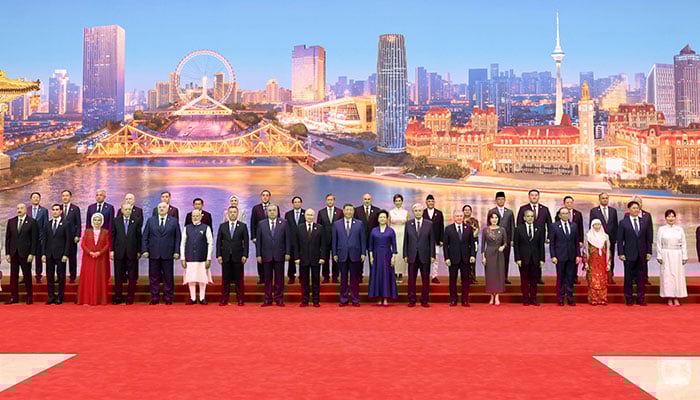 Chinese President Xi Jinping and his wife, Peng Liyuan, pose for a family photo with international guests at a welcome banquet for the Shanghai Cooperation Organisation (SCO) Summit, in Tianjin, China August 31, 2025. — Reuters
