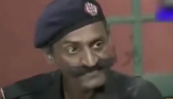 Late actor Anwar Ali performing in a play. — Screengrab via Geo News
