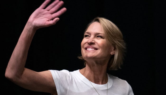 Robin Wright announces decision to move out of US
