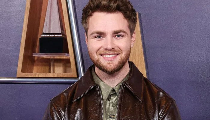Alex Warren wins Best New Artist trophy at 2025 MTV VMAs