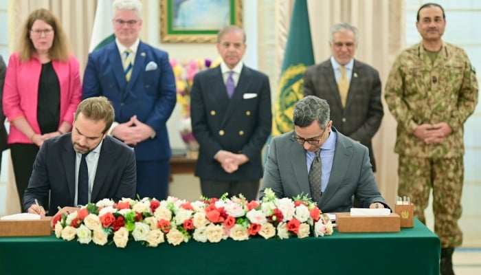 Prime Minister Shehbaz Sharif witnesses signing ceremony of MoU between National Logistics Corporation (NLC) and Mota-Engil Group at Prime Ministers House, Islamabad, September 8, 2025. — PID