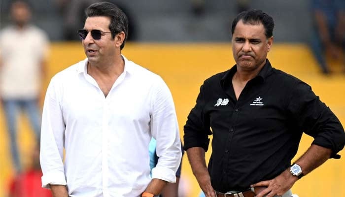 Pakistans former cricket players Wasim Akram (L) and Waqar Younis inspect the ground at the R. Premadasa Stadium in Colombo on September 11, 2023. — AFP