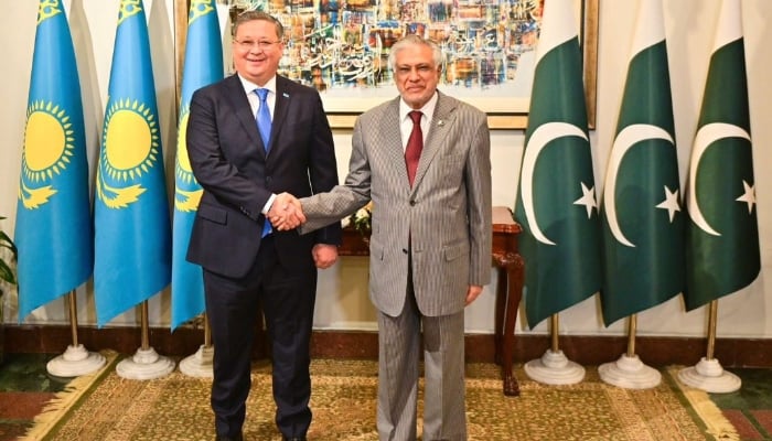 Kazakh DPM Murat Nurtleu and Pakistans DPM Ishaq Dar during a delegation level meeting, September 9, 2025. — APP
