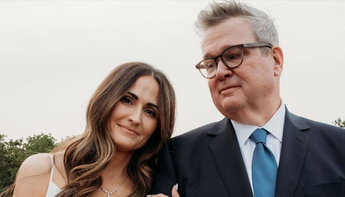 Eric Stonestreet ties the knot with girlfriend Lindsay Schweitzer