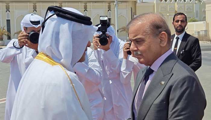 PM Shehbaz Sharif  interacts with Qatars Deputy PM Sheikh Saoud bin ABulrahman bin Hassan al Thani upon landing in Doha, Qatar on September 11, 2025. — PID