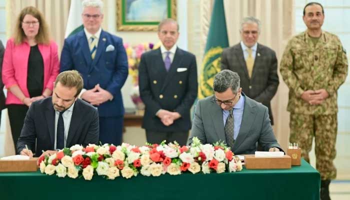 Prime Minister Shehbaz Sharif witnesses signing ceremony of MoU between National Logistics Corporation (NLC) and Mota-Engil Group at Prime Ministers House, Islamabad, September 8, 2025. — PID