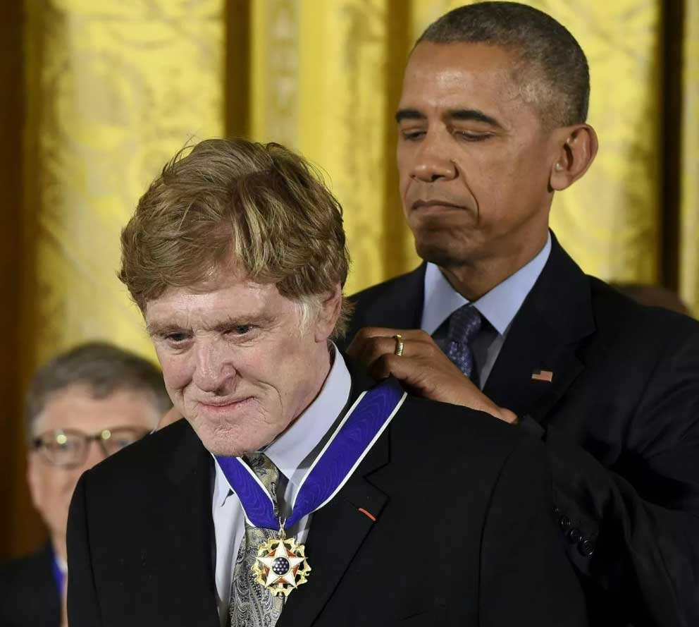 Robert Redford receiving the presidential medal of freedom from Barack Obama