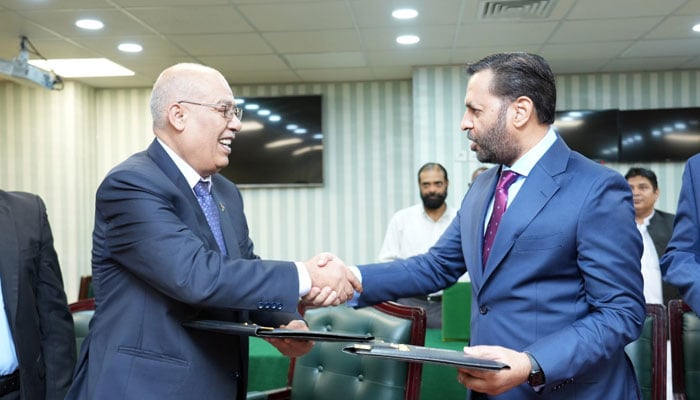 Minister for National Health Services, Mustafa Kamal, shakes hand with Ambassador of Palestine to Pakistan, Zuhair Mohammad Hamadallah Zaid after signing of MoU on medical collaboration, Islamabad, September 17, 2025. — X/@ nhsrcofficial