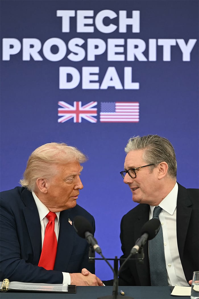 Britains Prime Minister Keir Starmer (R) and US President Donald Trump (L) shake hands as Starmer finishes his opening statement and hands over to Trump at a Business event at Chequers, in Aylesbury, central England, on September 18, 2025, on the second day of the US Presidents second State Visit. — AFP