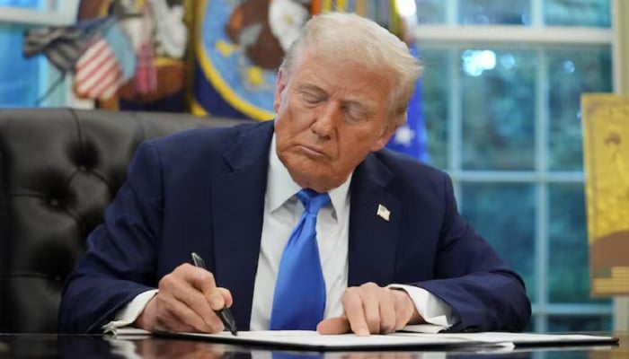 U.S. President Donald Trump signs an executive order on a gold card visa in the Oval Office at the White House in Washington, DC, US, September 19, 2025.—