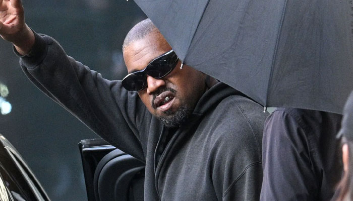 Michael Che confronts Ye at SNL backstage