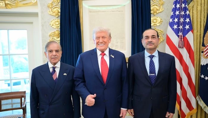 (Left to right) Prime Minister Shehbaz Sharif, US President Donald Trump, and Field Marshal Asim Munir pose for a photo at the White House in Washington, on September 25, 2025. — X@GovtofPakistan