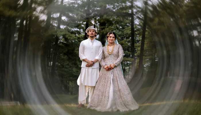 Hasan Raheem and his bride pose for a photograph. — Instagram/@hasan_raheem
