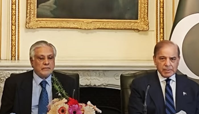 Prime Minister Shehbaz Sharif speaking to overseas Pakistanis in London alongside Deputy Prime Minister Ishaq Dar, on September 28, 2025. — Geo News