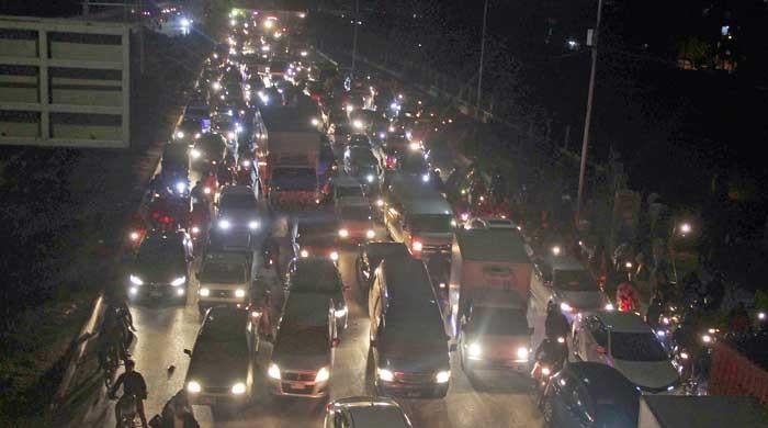 Protest over alleged police action brings Super Highway traffic to standstill in Karachi