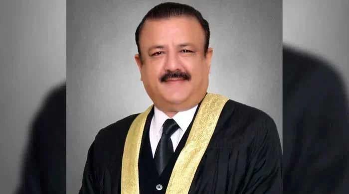 SHC suspends KU’s notification cancelling Justice Jahangiri’s degree